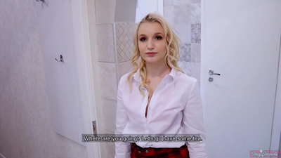 Zazavavy tanora eny amin'ny oniversite mamitaka ny sipany miaraka amin'ny namany | POV sy cum ao anaty vodiny!